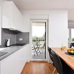 Apartment Garden Retreat - Free Parking & Cozy Yard Апартаменты *
