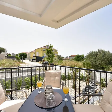 Garden Retreat - Free Parking & Cozy Yard