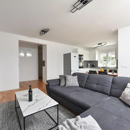Garden Retreat - Free Parking & Cozy Yard זאדאר