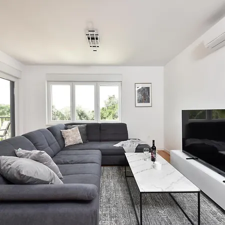Garden Retreat - Free Parking & Cozy Yard דירה זאדאר