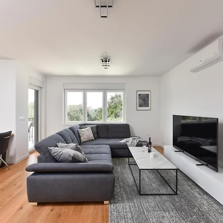 Garden Retreat - Free Parking & Cozy Yard דירה