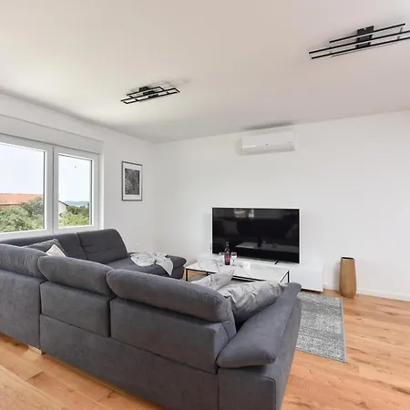 Garden Retreat - Free Parking & Cozy Yard דירה זאדאר
