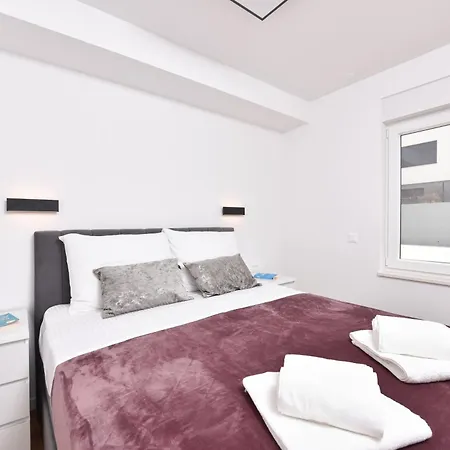 Garden Retreat - Free Parking & Cozy Yard דירה זאדאר