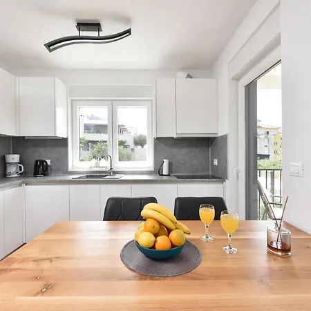 Garden Retreat - Free Parking & Cozy Yard דירה