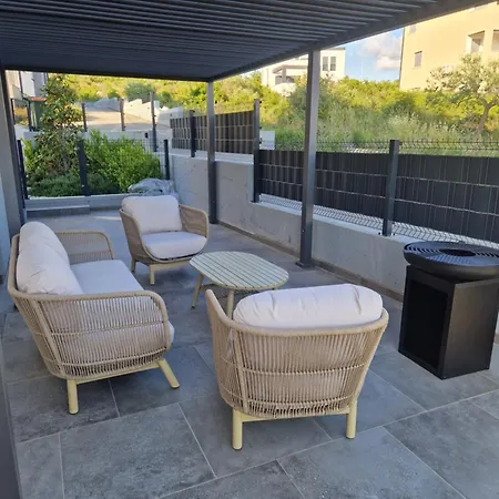 Garden Retreat - Free Parking & Cozy Yard 자다르