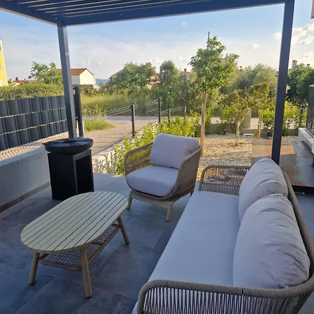 Garden Retreat - Free Parking & Cozy Yard * 자다르