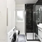 Apartment Garden Retreat - Free Parking & Cozy Yard Διαμέρισμα