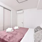 Διαμέρισμα Apartment Garden Retreat - Free Parking & Cozy Yard *