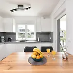Apartment Garden Retreat - Free Parking & Cozy Yard Διαμέρισμα