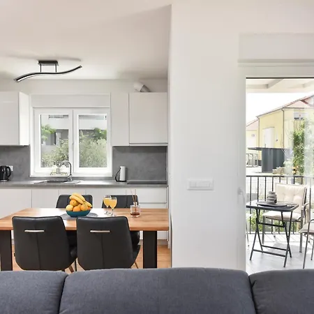 Apartment Garden Retreat - Free Parking & Cozy Yard