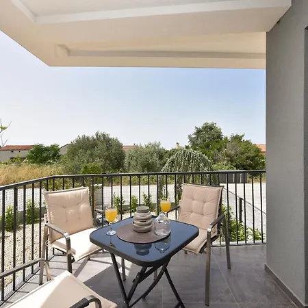 Apartment Garden Retreat - Free Parking & Cozy Yard